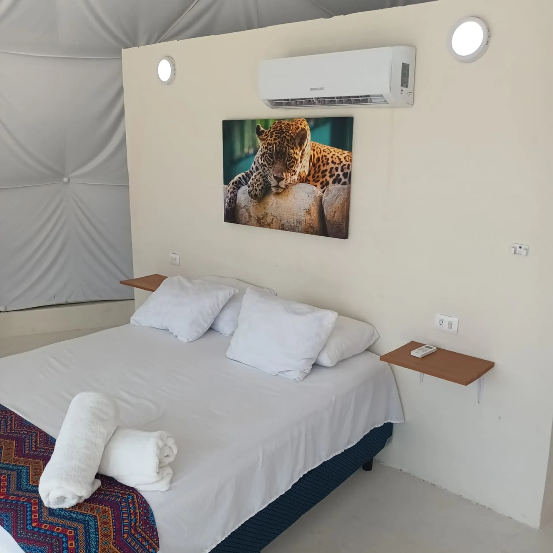 foto interior hospedaje cama con minisplit